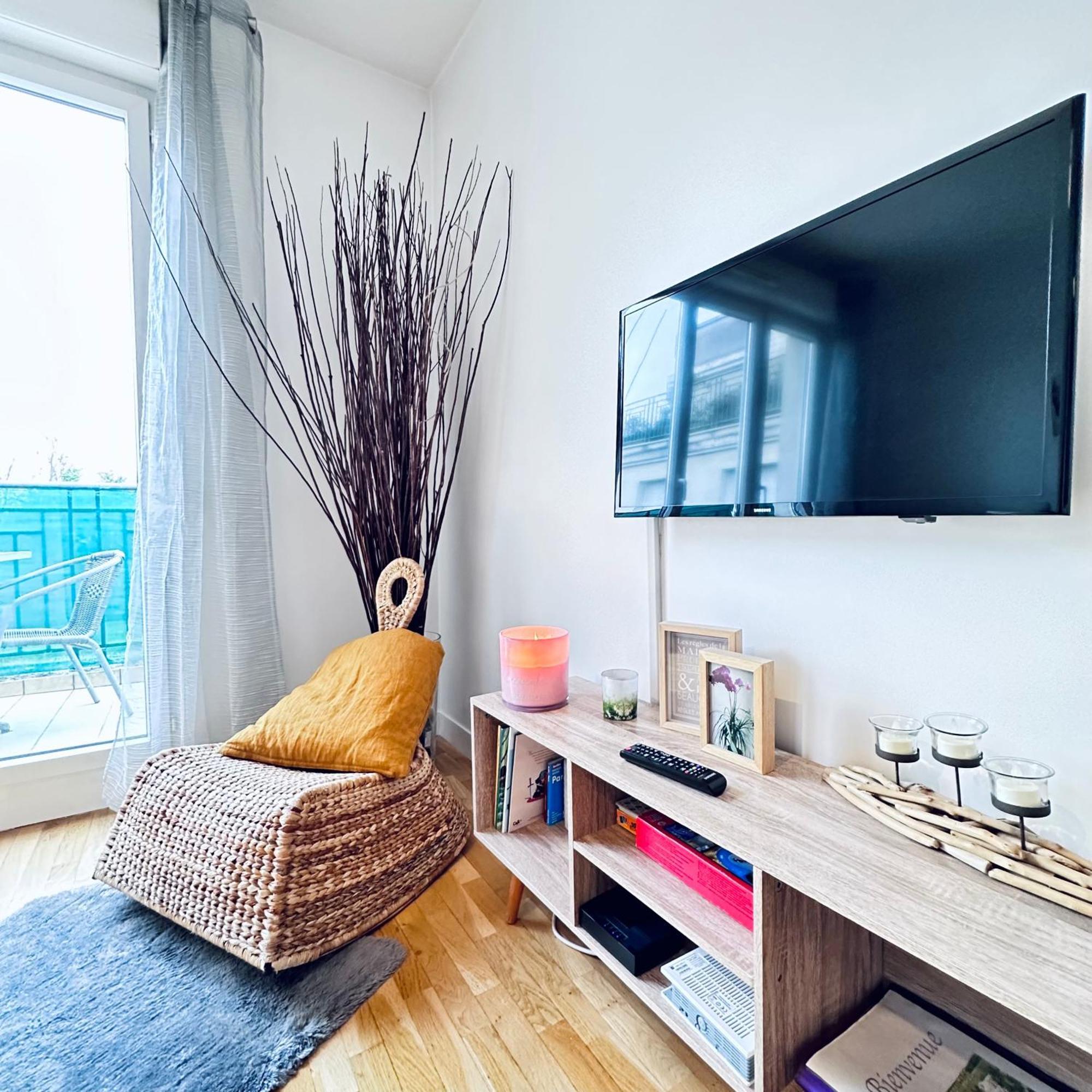 Apartment Sweet In Front Of Disneyland's Castel *