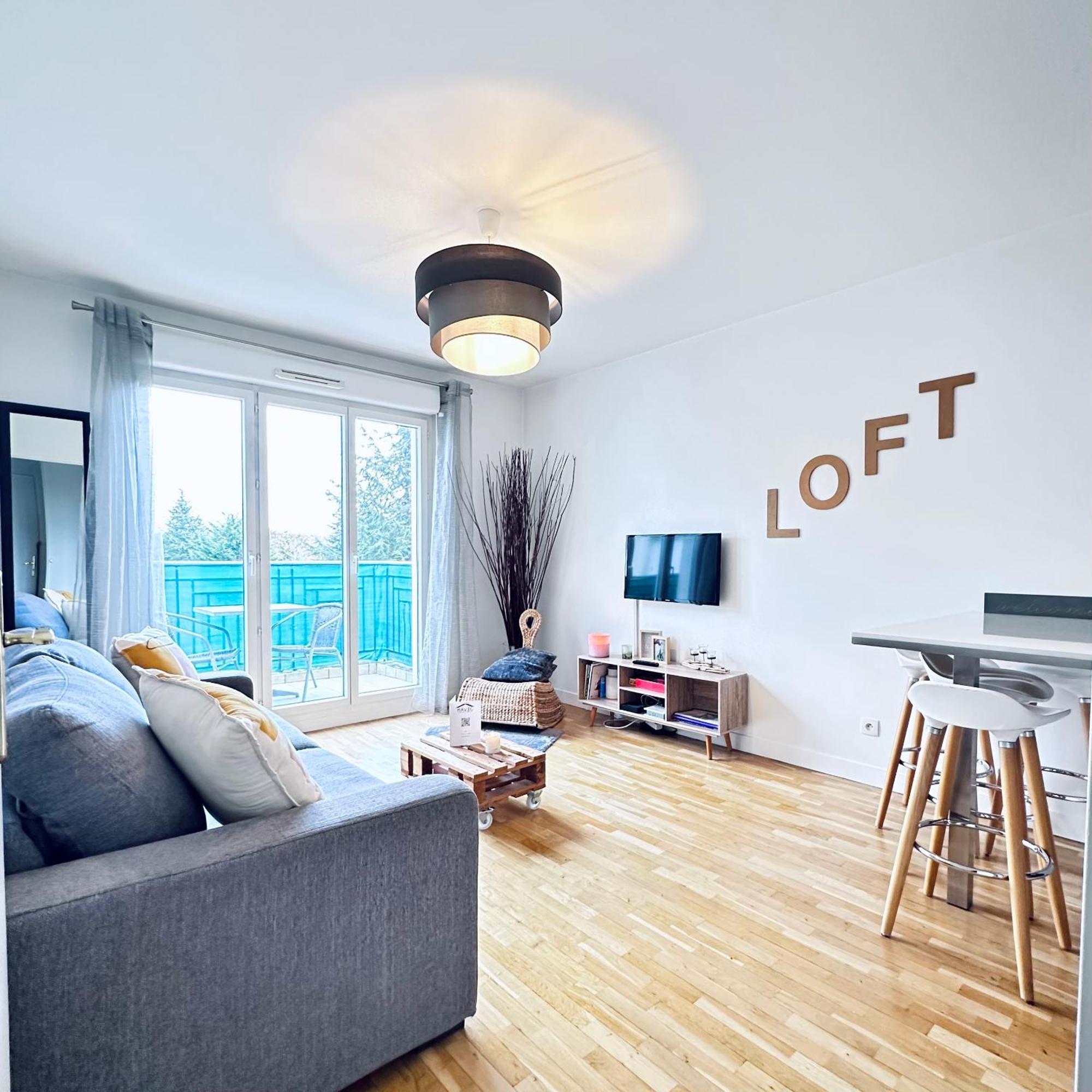 Apartment Sweet In Front Of Disneyland's Castel Montevrain